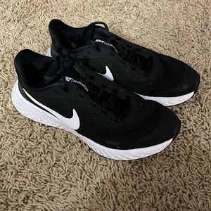 Women’s Nike tennis shoes- size 5